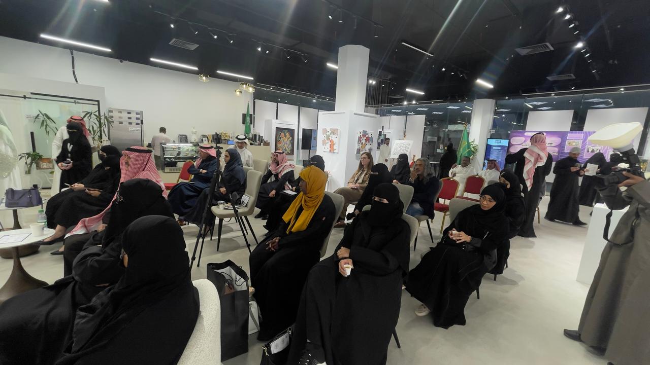 جاليري وهج اللون يقيم معرضًا توثيقيًا لتجربته الفنية 